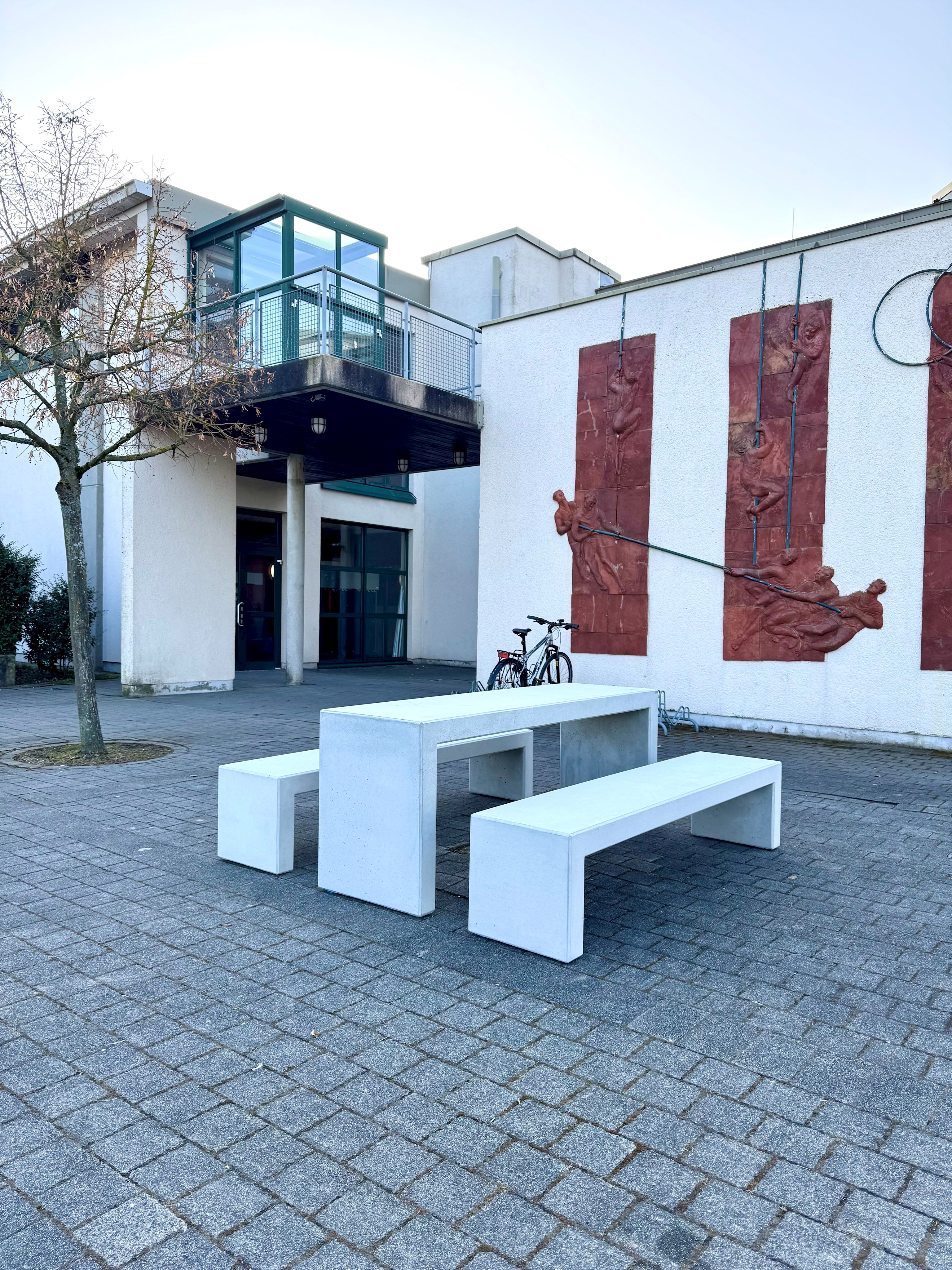 2026-03-18 Neue Sitzgruppe vor der HHH.jpg