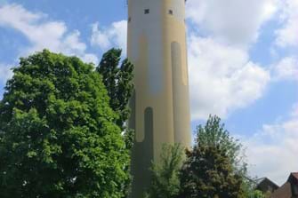 Das Wahrzeichen Niedernbergs: Der 44 m hohe Wasserturm "Langer Adam" am Ortseingang.