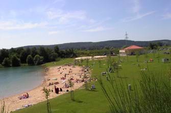 Die Freizeitanlage "HonischBeach" bietet nicht nur in den Sommermonaten Erholung. Ein Wanderweg führt um den kompletten See herum (ca. 45 Minuten).