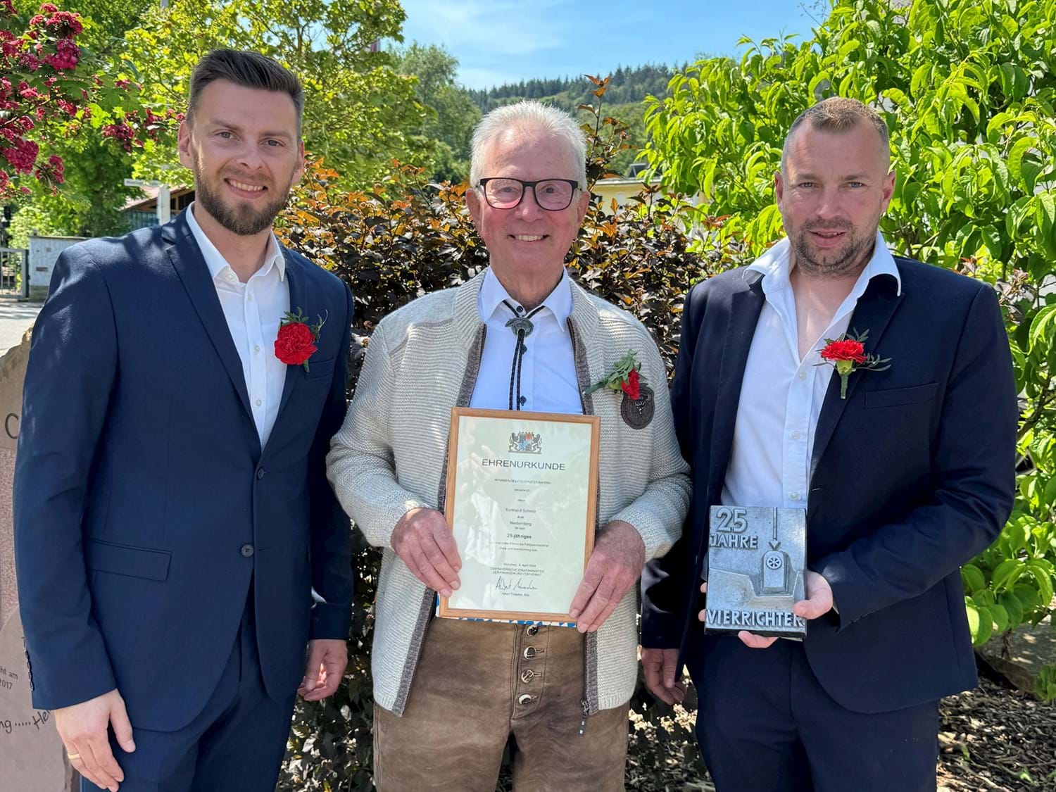 Bild von links nach rechts: Bürgermeister Ralf Sendelbach, Burkhard Schmitt, Christian Rohman
