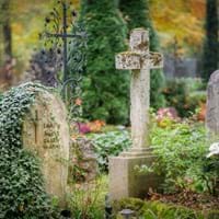 2025-05-14 Prüfung der Grabsteine auf Standfestigkeit auf dem Niedernberger Friedhof.jpg