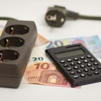 2025-08-06 Energiespartipp August Urlaub Strom sparen nicht vergessen!.jpg